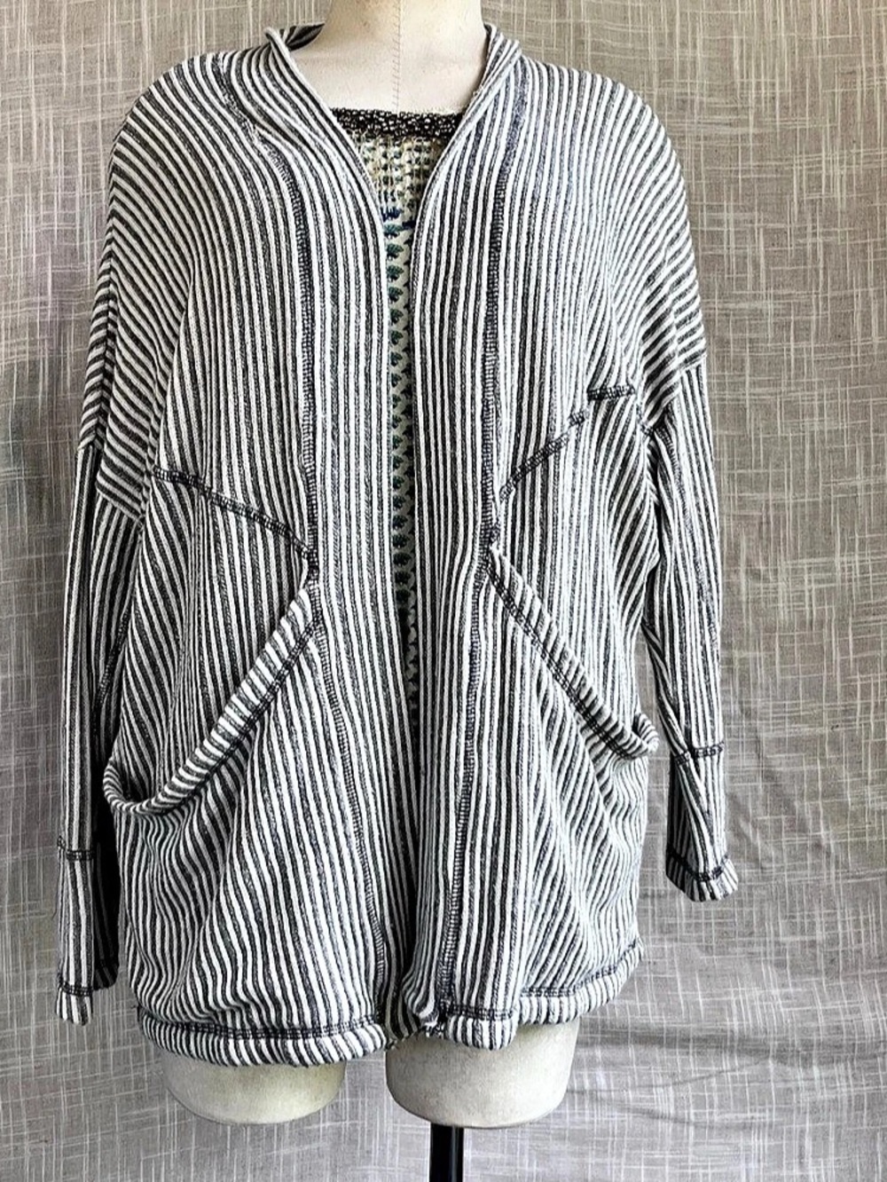 daytrip Striped Cardigan in Gray & White Size Medium Like New